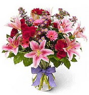 Vazo içerisinde karışık mevsim çiçeği  Konya çiçek gönderme sitemiz güvenlidir 