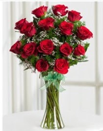 Cam vazo içerisinde 11 kırmızı gül vazosu  Konya internetten çiçek satışı 